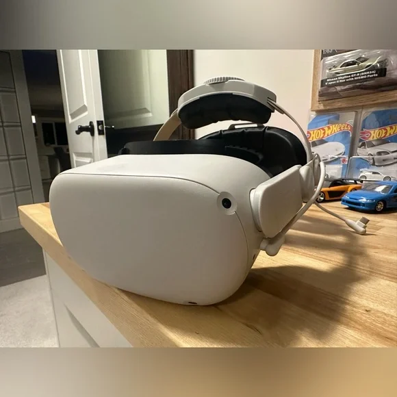 Meta Quest 2 Bundle - Picture 3 of 7